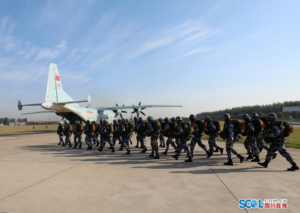 数千人次集中空降训练!直击西部战区空军协同练兵