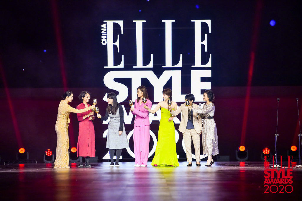 共同完成由艺术家黄薇创作的 2020elle风尚大典特别版熊猫封面 《elle