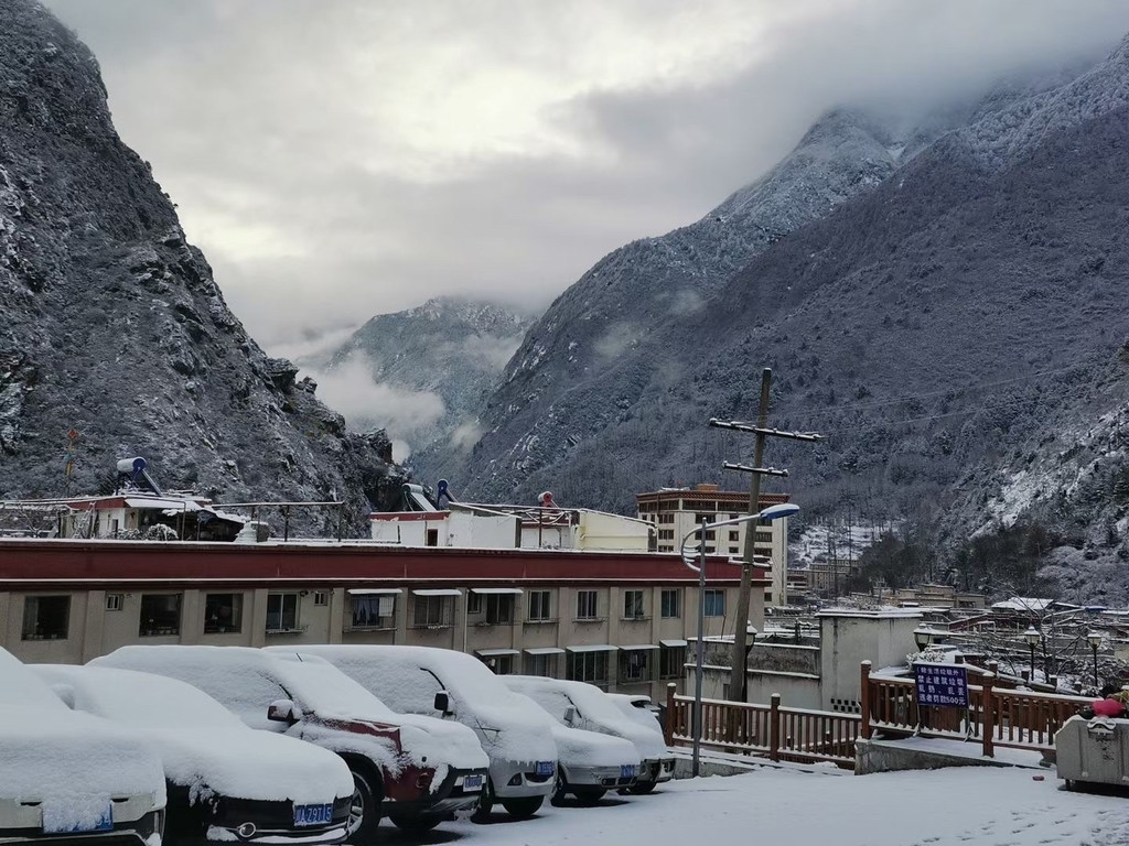 康定城区迎来今冬最大一场雪 美呆了