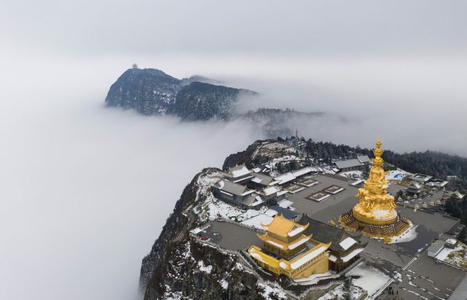 俯瞰云海中的峨眉山金顶和万佛顶(12月13日摄,无人机照).