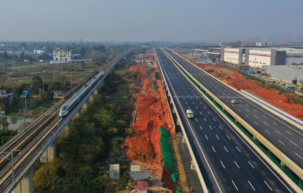 根据预测,将来新机场高速公路的日均通行车流量在10万辆左右.