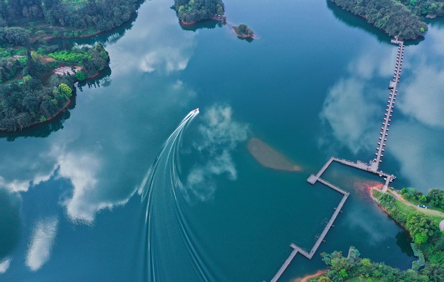 泸州市纳溪区凤凰湖国家湿地公园,湖面倒映出天空的轮廓,呈现"水天一